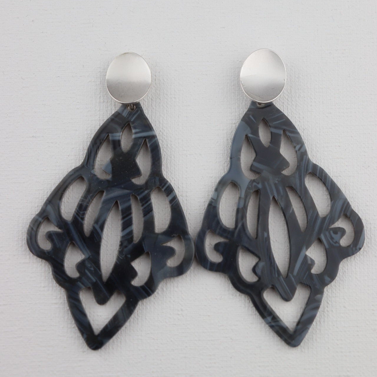 Zilverkleurige oorbellen met jeanskleurige barokhangers