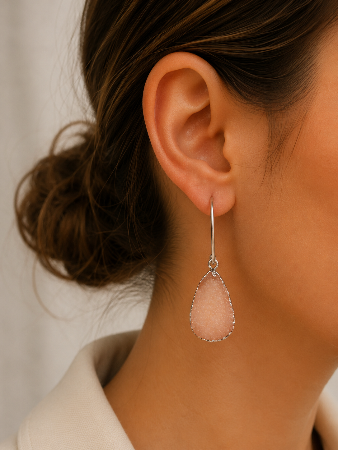 Zilverkleurige oorbellen met roze hanger