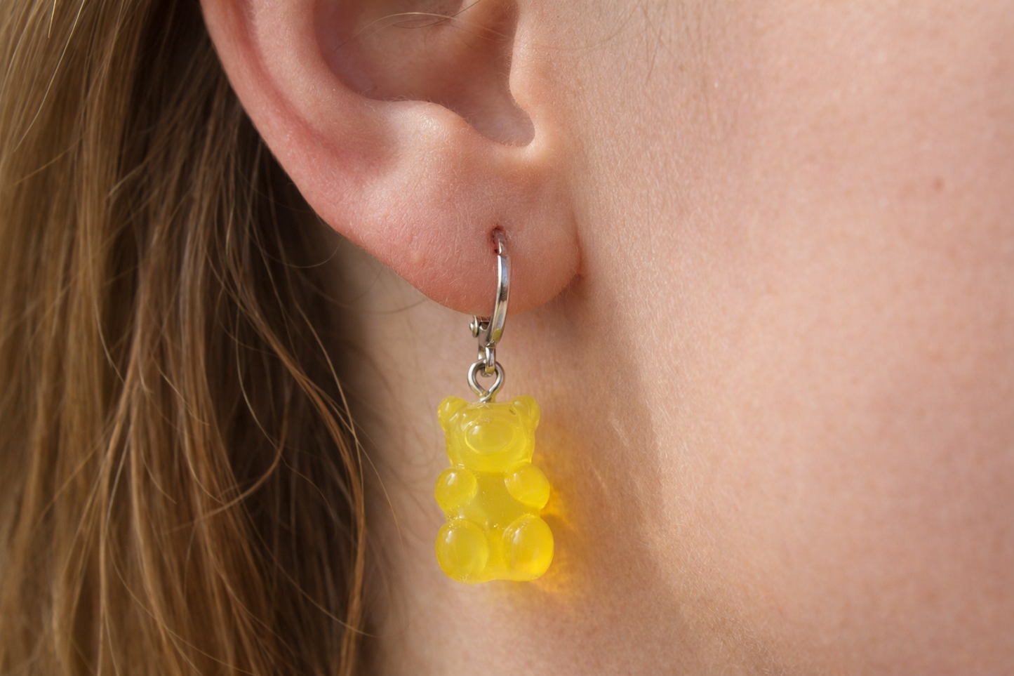 Zilverkleurige oorbelringen met licht gele beertjes