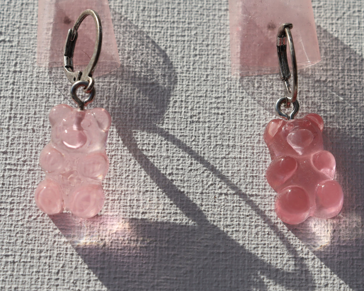 Zilverkleurige oorbelringen met roos doorzichtige beertjes