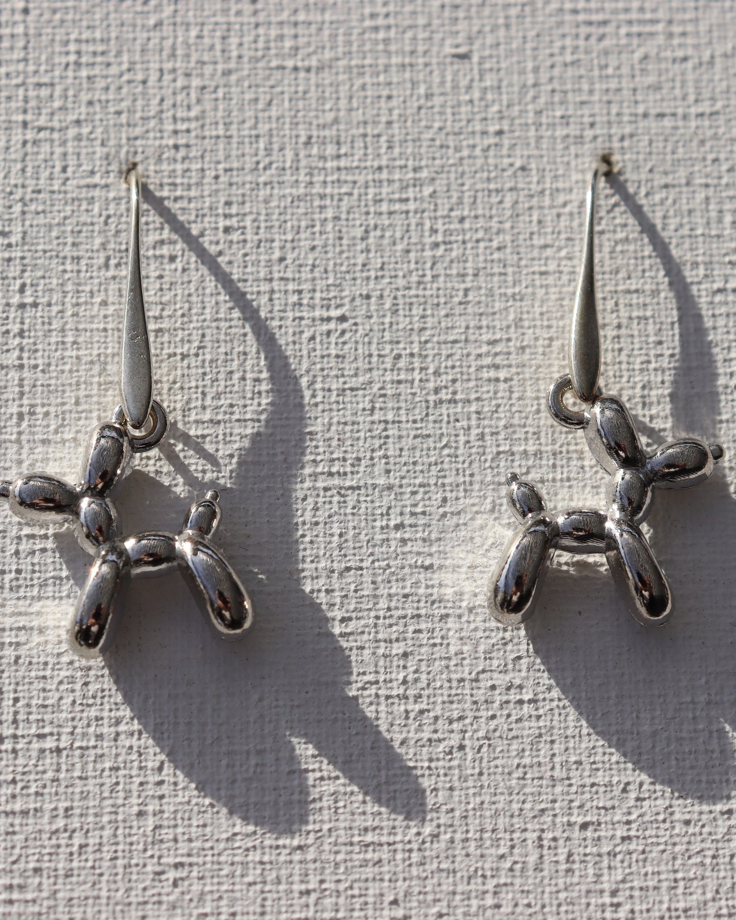 Zilverkleurige oorhaken met zilverkleurige ballon hond