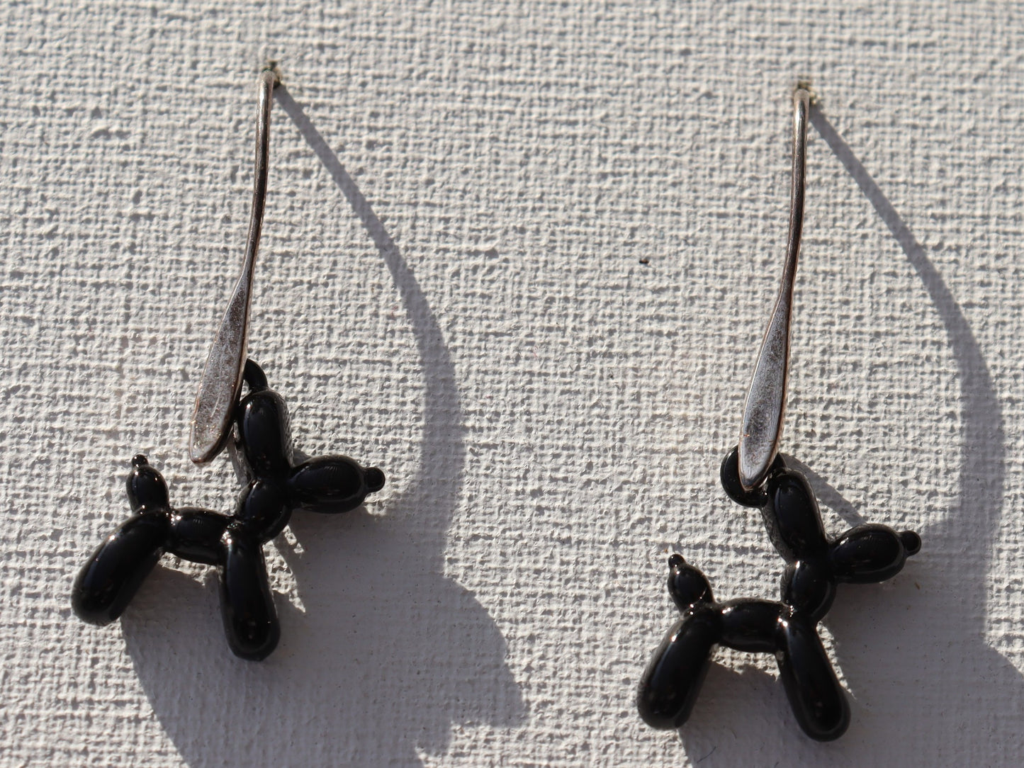 Zilverkleurige oorhaken met zwarte ballon hond