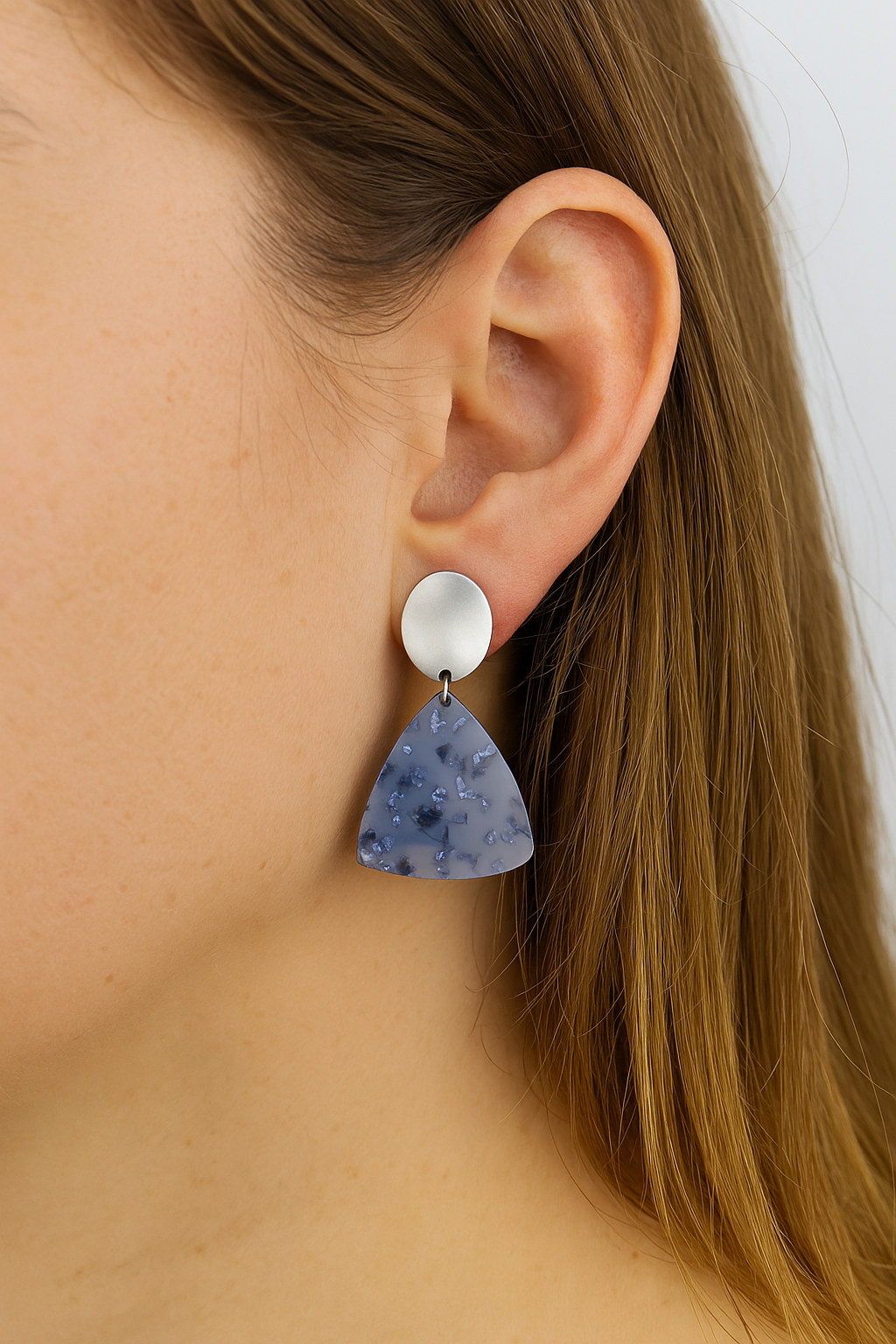 Zilverkleurige ovale oorbellen met blauwe trapezium hanger