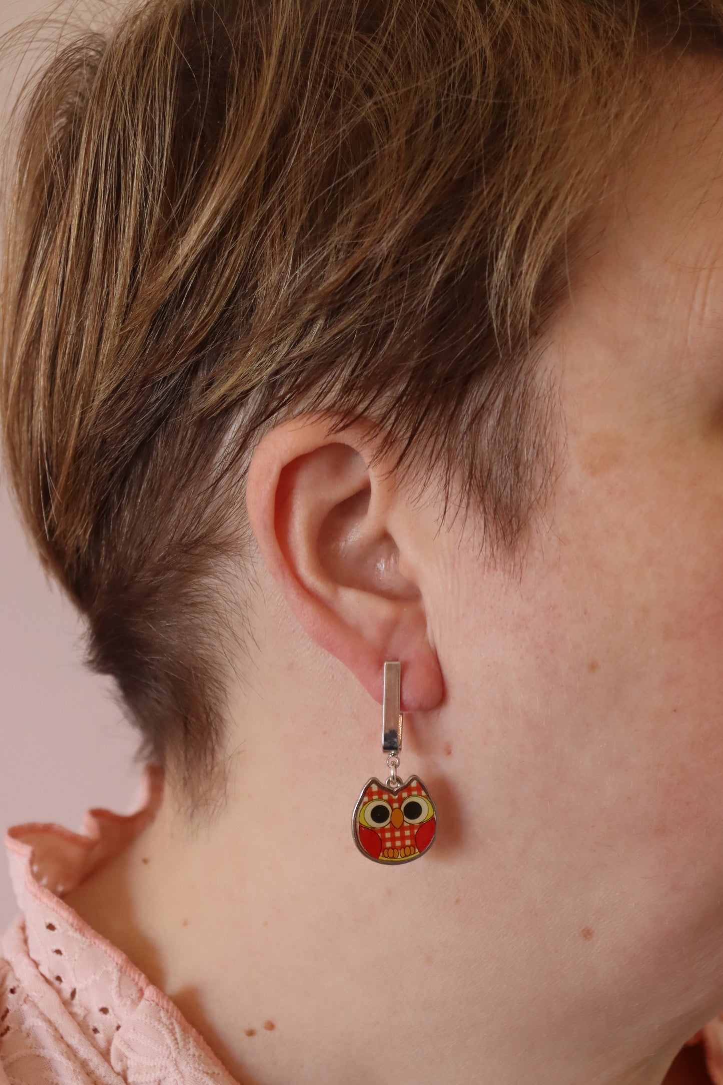 Zilverkleurige rechthoekige oorstekers met rode uil1