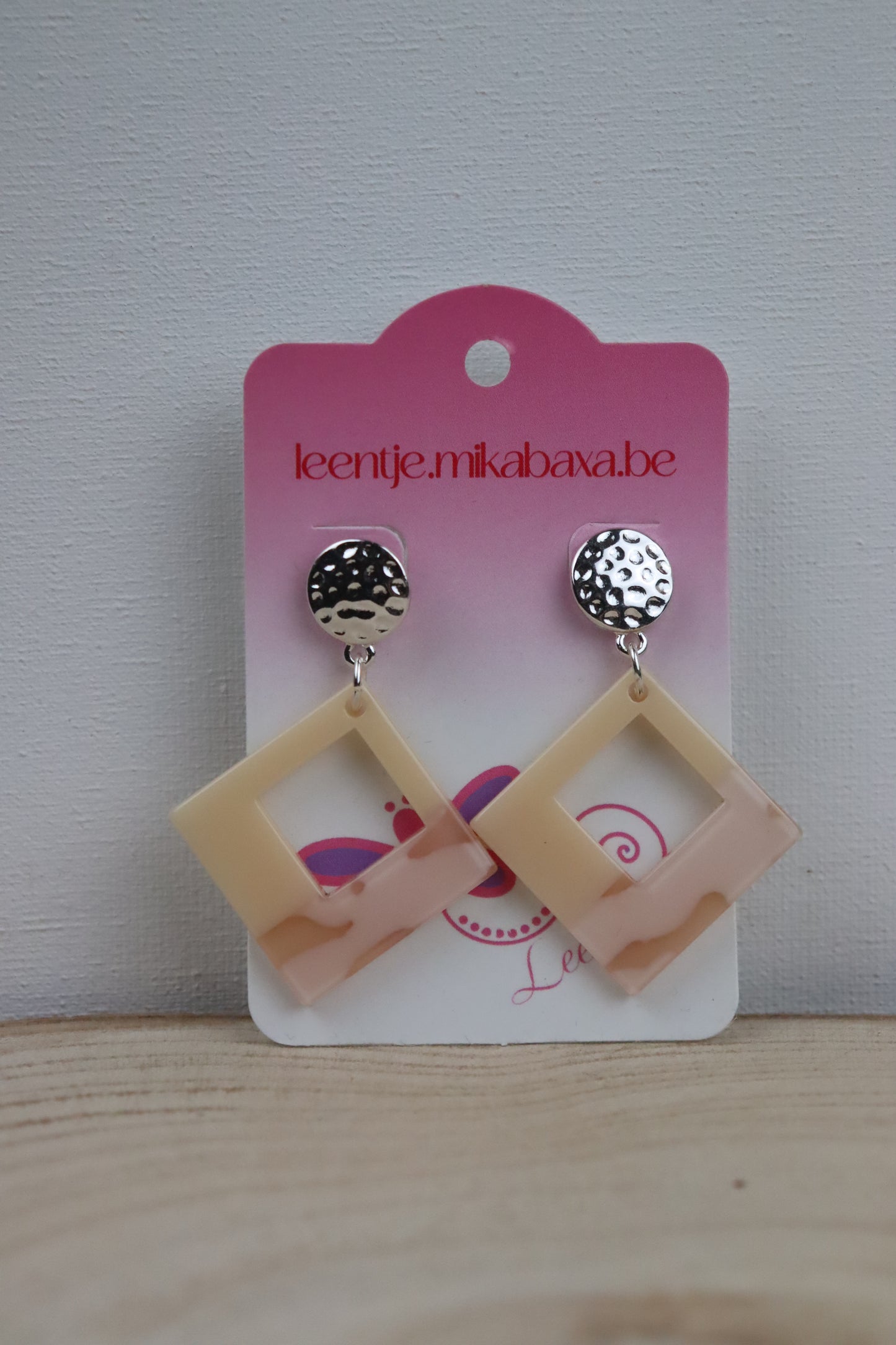 Zilverkleurige ronde geblutste oorstekers met vierkant met ivoor en licht roze