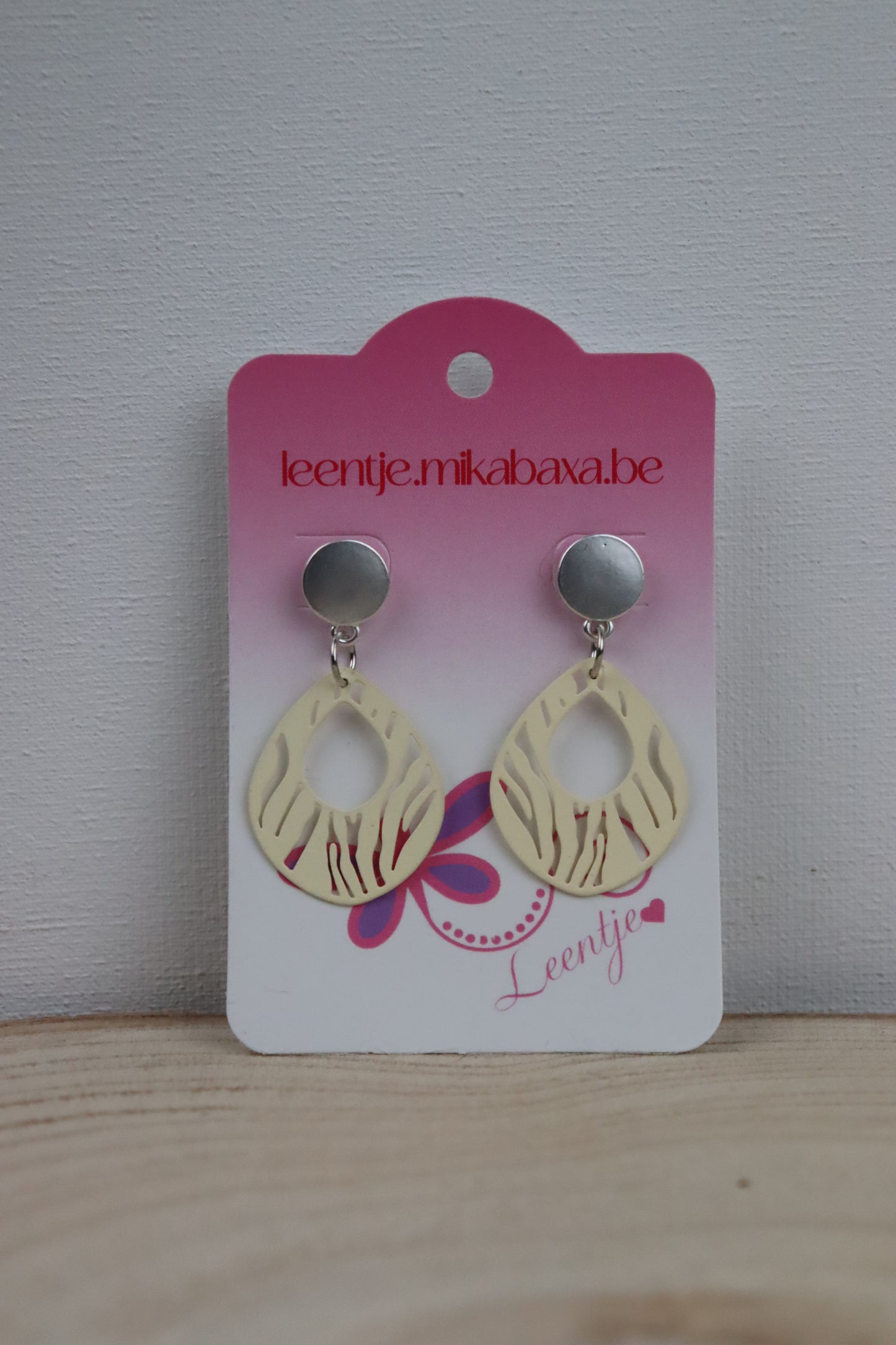 Zilverkleurige ronde oorstekers met ivoorkleurige berubberde zebra druppel