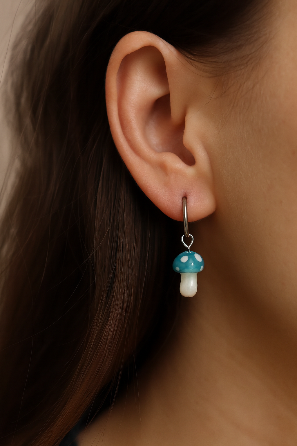 Zilverkleurige (stainless steel) creolen met blauwe paddenstoel