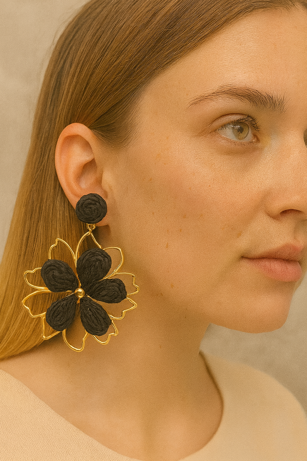 Zwarte oorknopjes met goudkleurige en zwarte bloem2