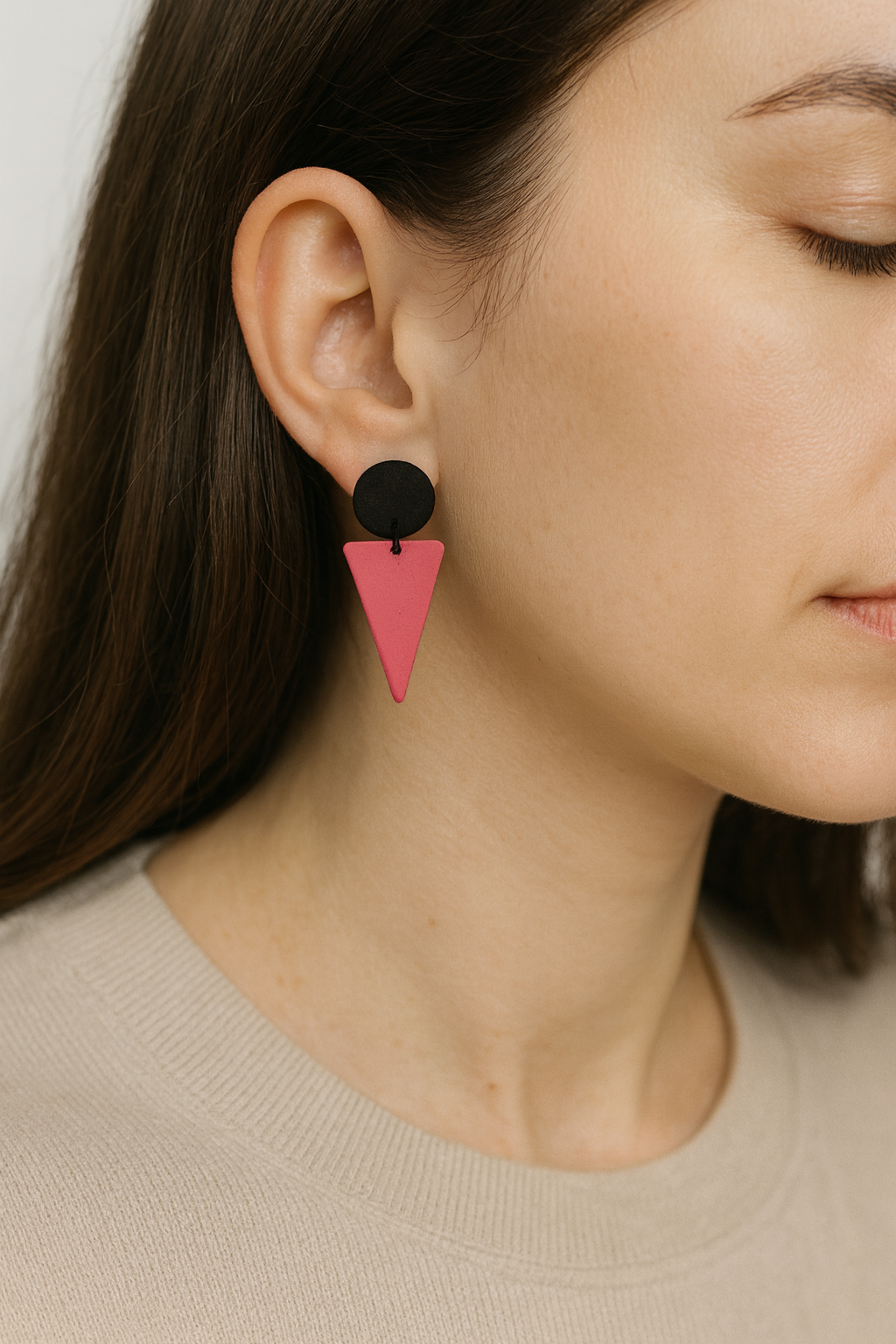 Zwarte oorstekers met fluo roze driehoeken