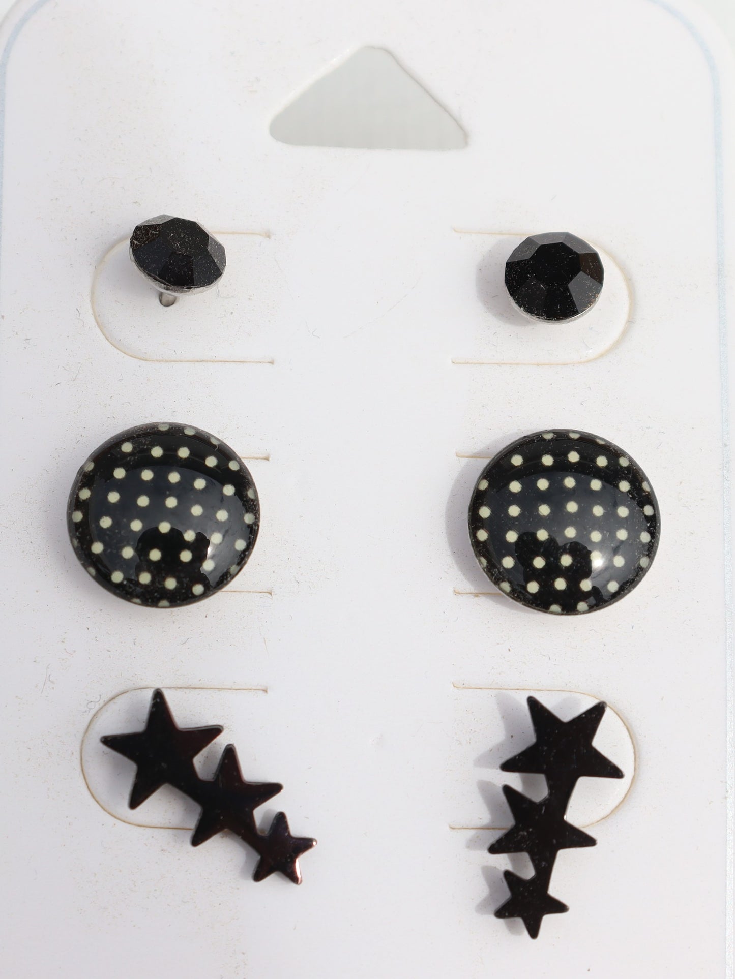 3 paar zwarte oorstekers zoals kleine zwarte, ronde zwarte met witte stippen en 3 zwarte sterren
