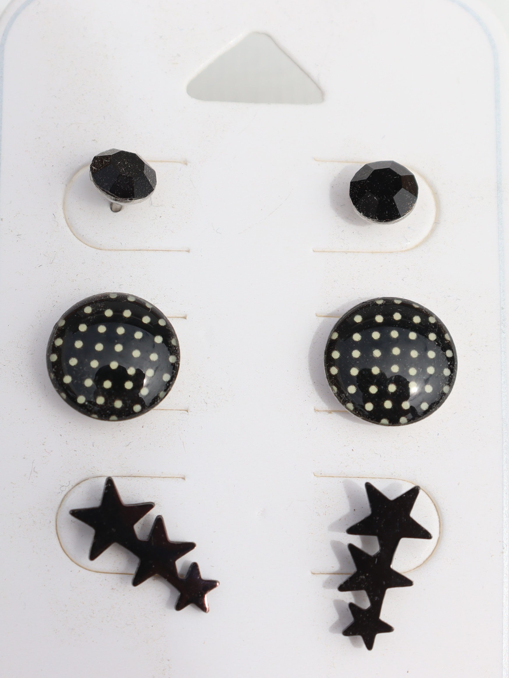3 paar zwarte oorstekers zoals kleine zwarte, ronde zwarte met witte stippen en 3 zwarte sterren