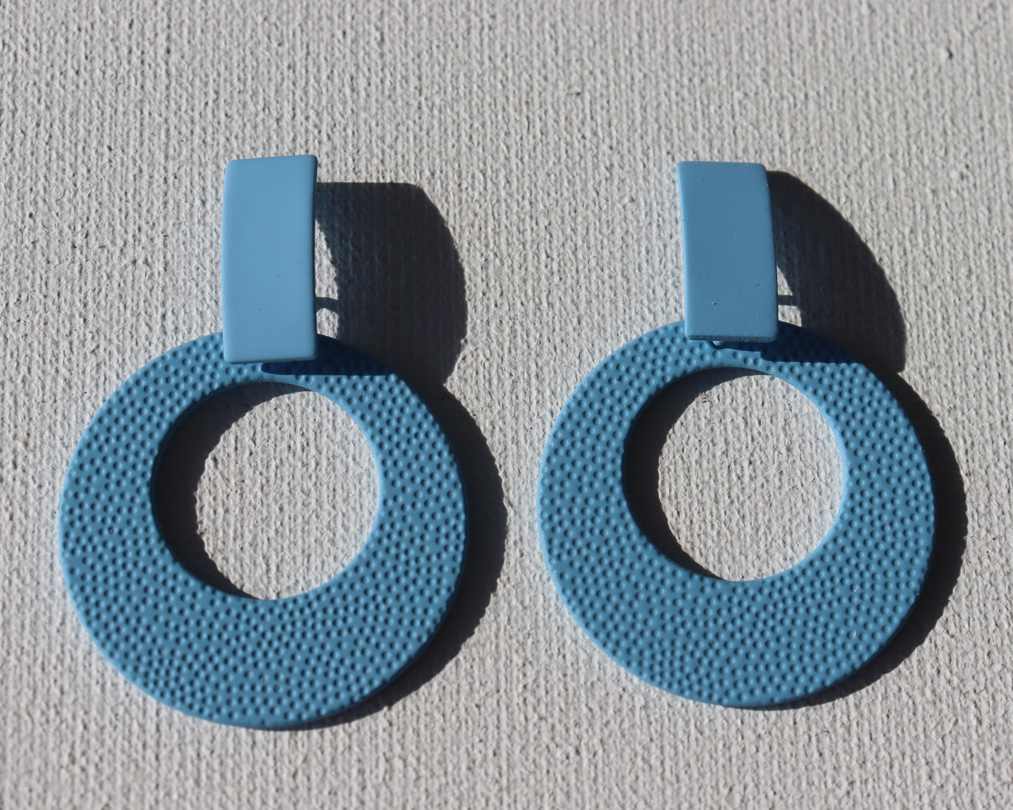 Blauwe rechthoekige stekertjes met blauwe open cirkel