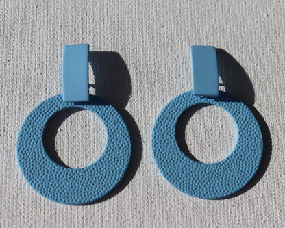 Blauwe rechthoekige stekertjes met blauwe open cirkel