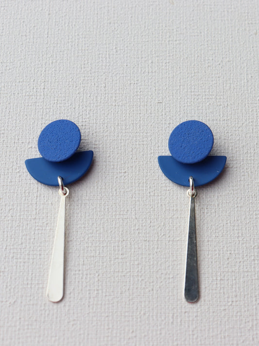 Blauwe ronde oorstekers met blauwe halve cirkel en zilverkleurige druppel