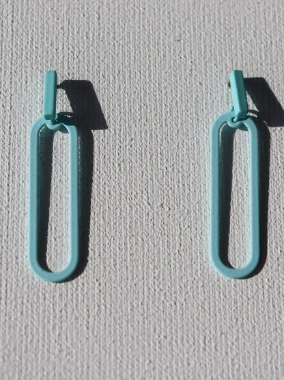 Blauwe staafjes stekertjes met ovale blauwe bedel