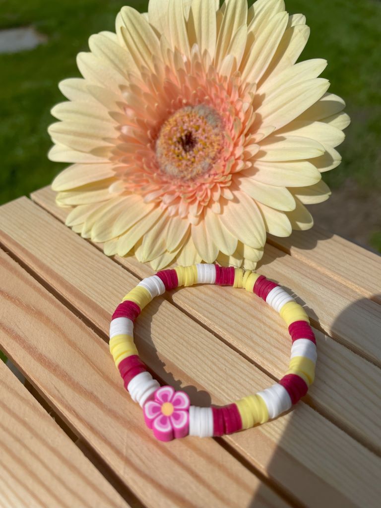 Fimokralen armband met roos bloemetje