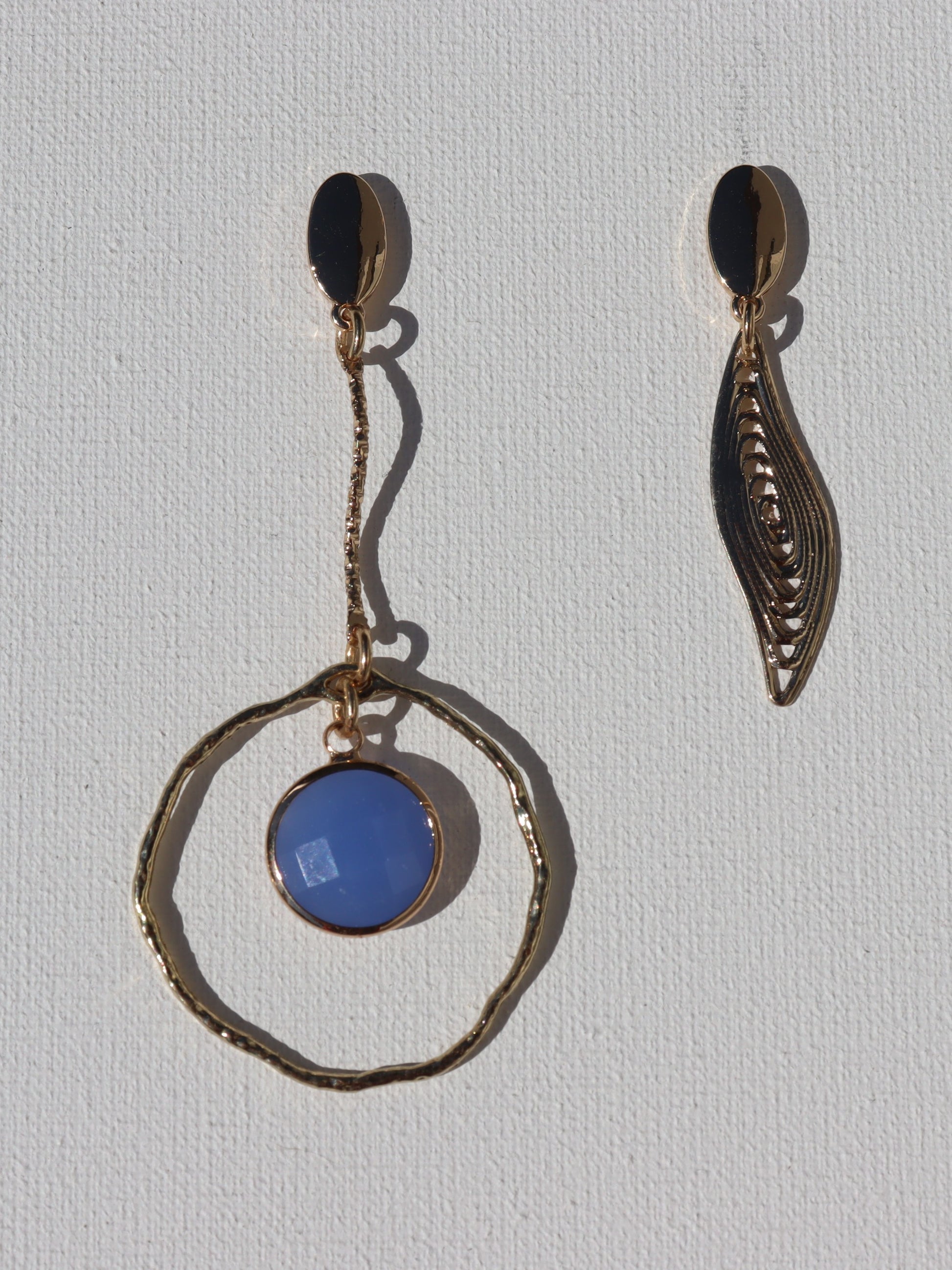 Goudkleurige asymmetrische oorbellen