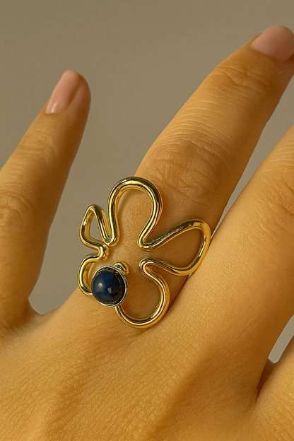 Goudkleurige bloem ring met donkerblauwe steen(roestvrij staal) 6