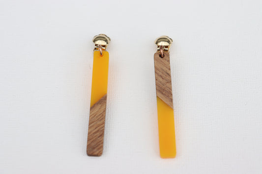 Goudkleurige clipoorbellen met houten gele hanger