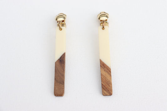 Goudkleurige clipoorbellen met houten witte hanger