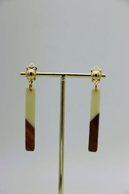 Goudkleurige_clipoorbellen_met_houten_witte_hanger1