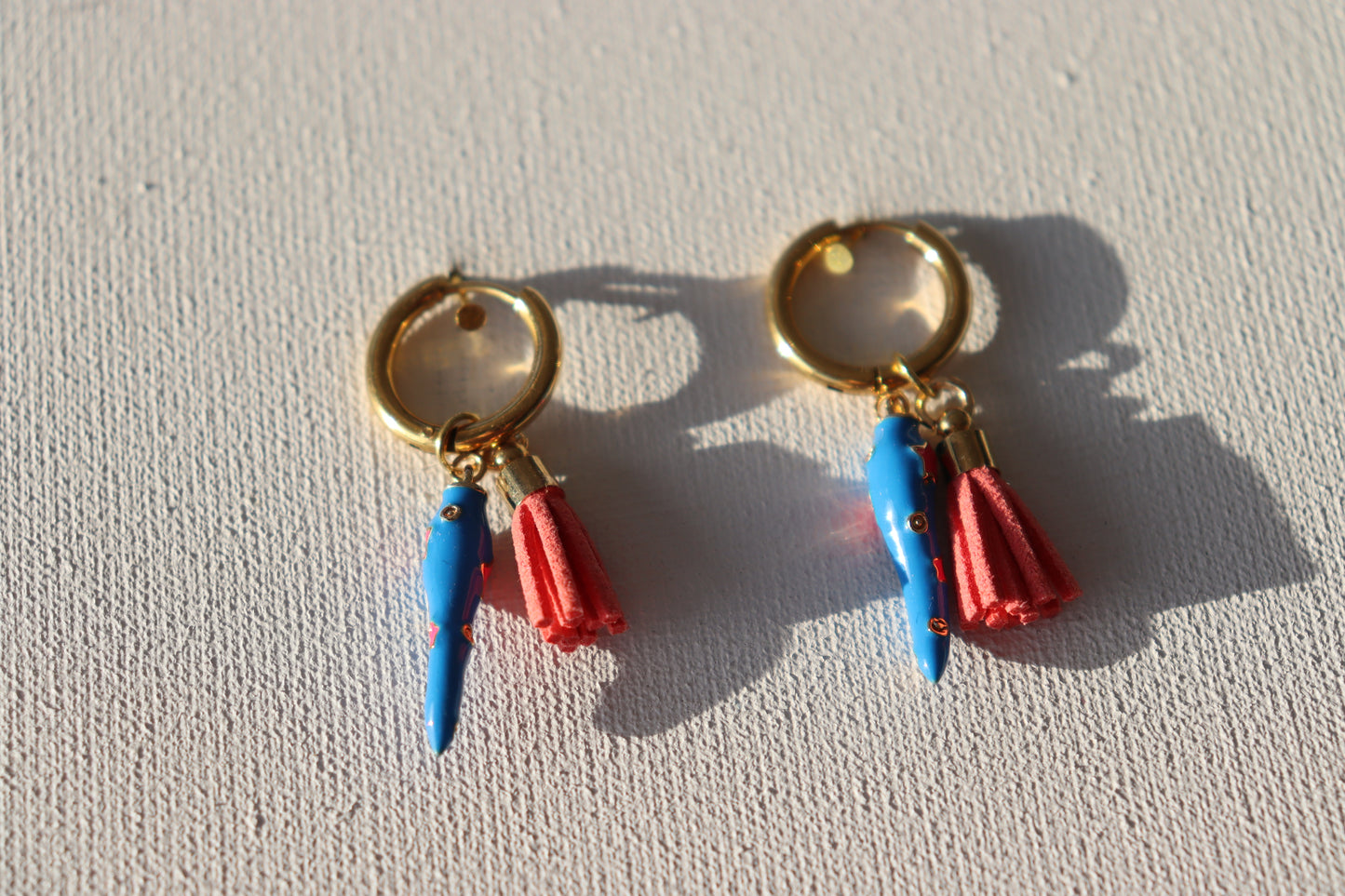 Goudkleurige creolen met blauwe pepers met sterretjes en roze floche