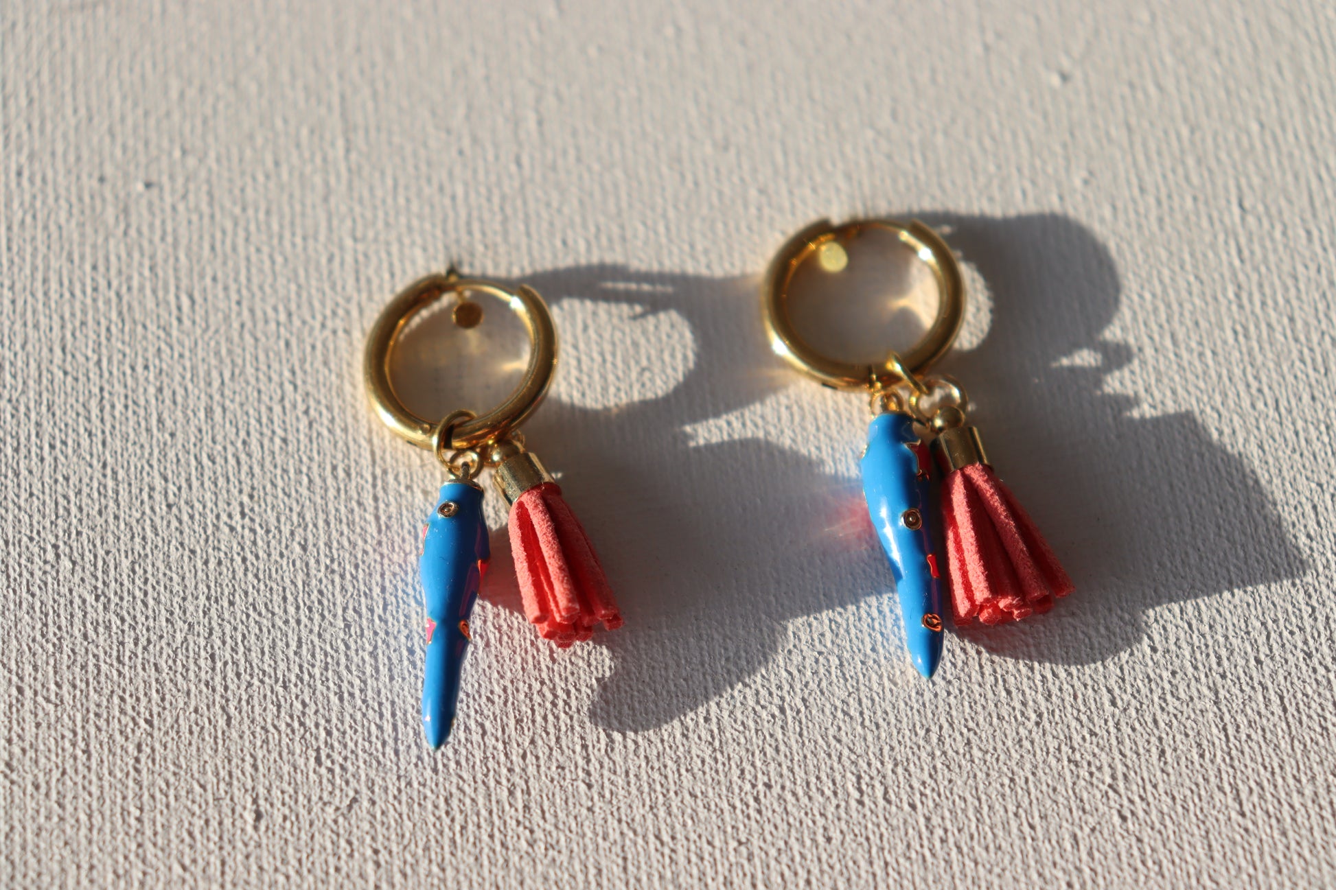 Goudkleurige creolen met blauwe pepers met sterretjes en roze floche