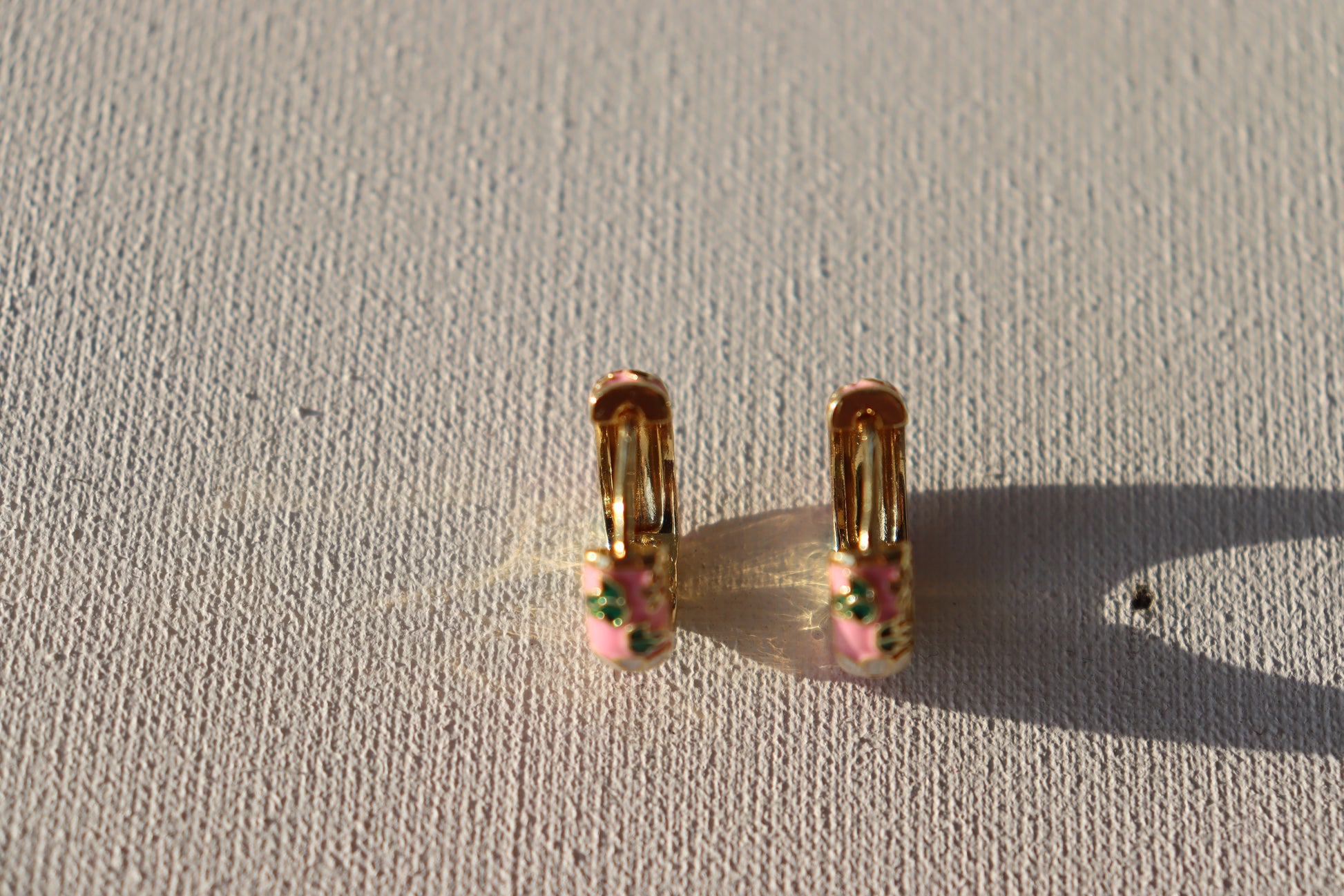 Goudkleurige creolen met witte bloemen en roze