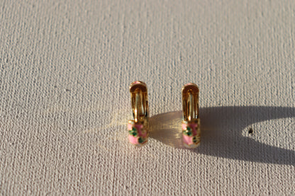 Goudkleurige creolen met witte bloemen en roze