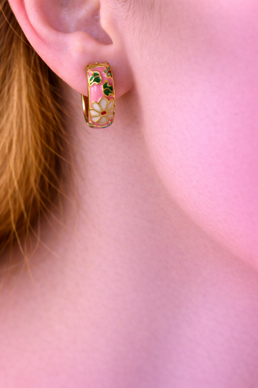 Goudkleurige creolen met witte bloemen en roze