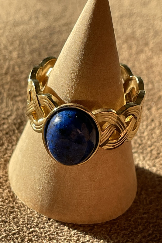 Goudkleurige gevlochten ring met donker blauwe steen(roestvrij staal)9