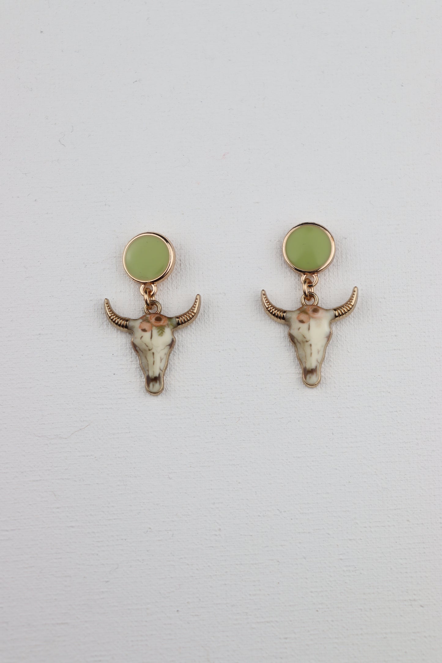 Goudkleurige groene stekertjes met bizon hanger