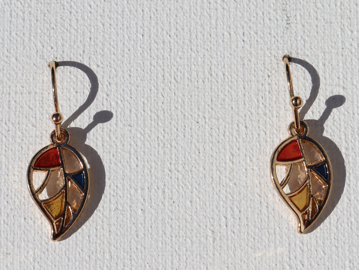 Goudkleurige haakjes met goudkleurige blaadjes