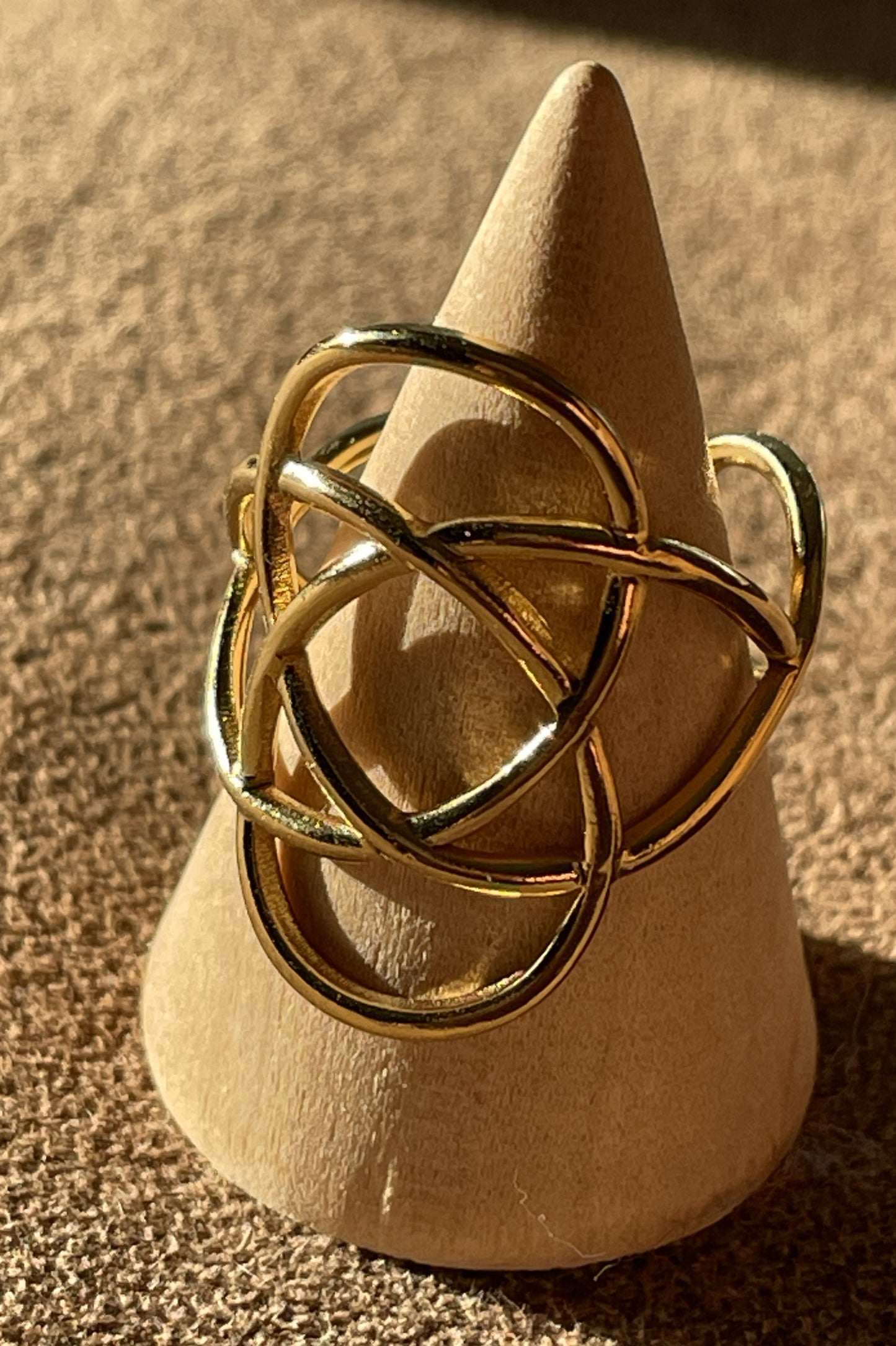 Goudkleurige keltische knoopring2 (roestvrijstaal)