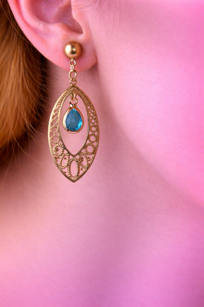 Goudkleurige knopstekertjes met goudkleurige boho hanger en blauwe steen