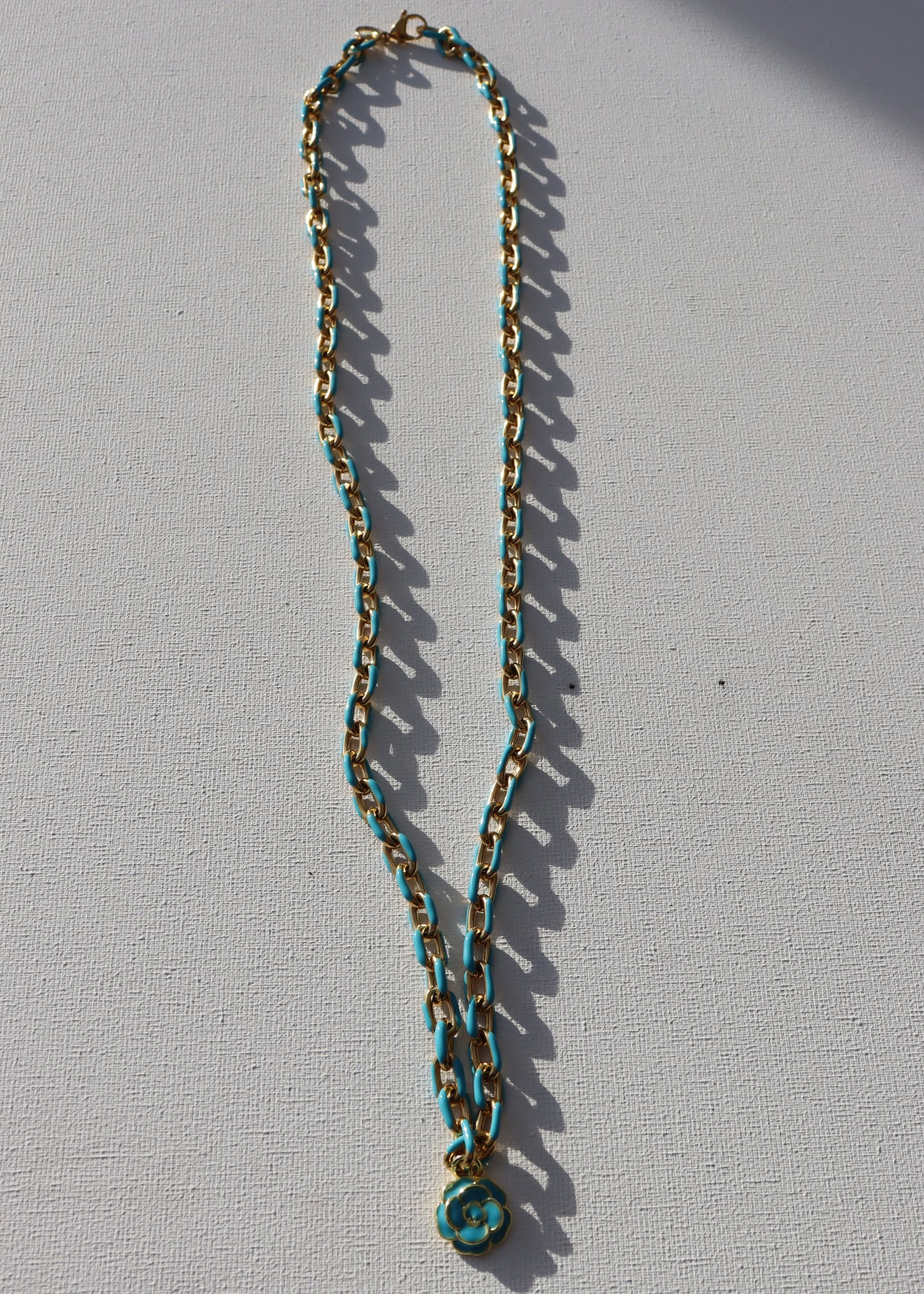 Goudkleurige met blauw ankerketting met blauwe bloemhanger