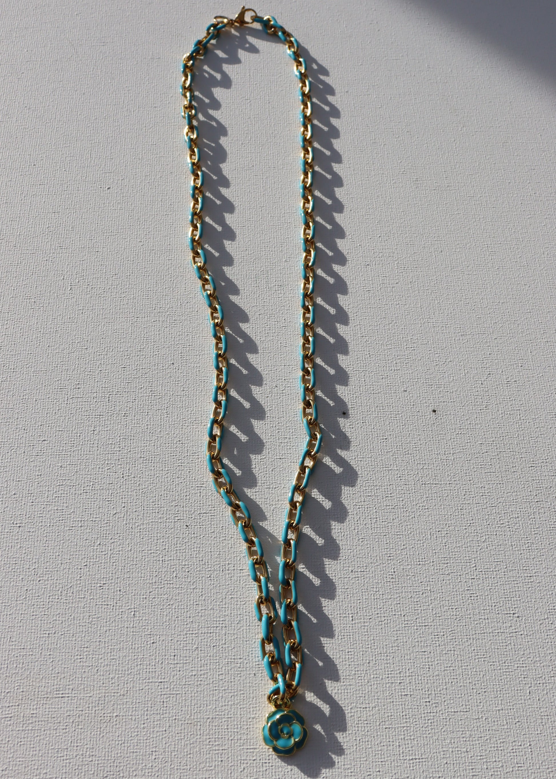 Goudkleurige met blauw ankerketting met blauwe bloemhanger