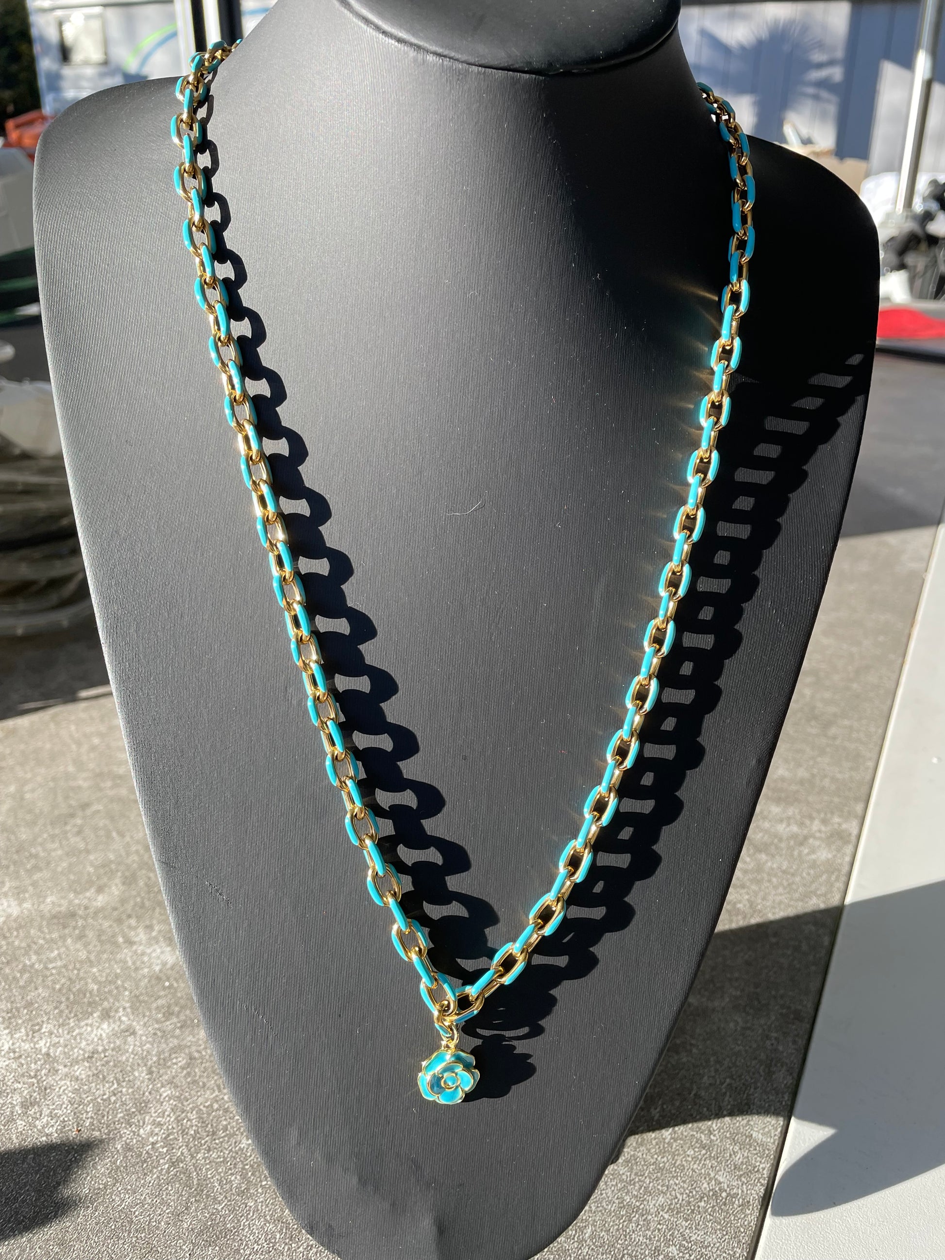 Goudkleurige met blauw ankerketting met blauwe bloemhanger1