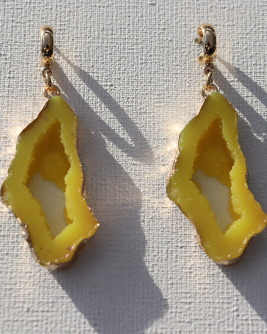 Goudkleurige oorbel ringen met gele geode hars hanger
