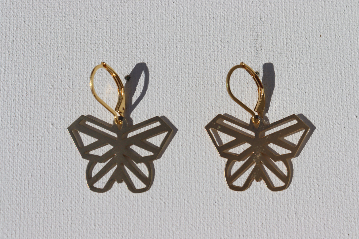 Goudkleurige oorbellen met goudkleurige matte origami vlinders