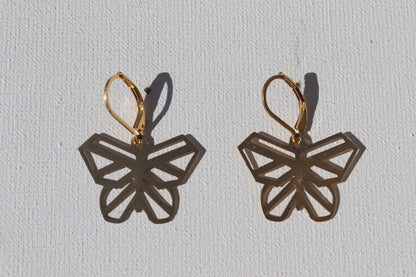 Goudkleurige oorbellen met goudkleurige matte origami vlinders