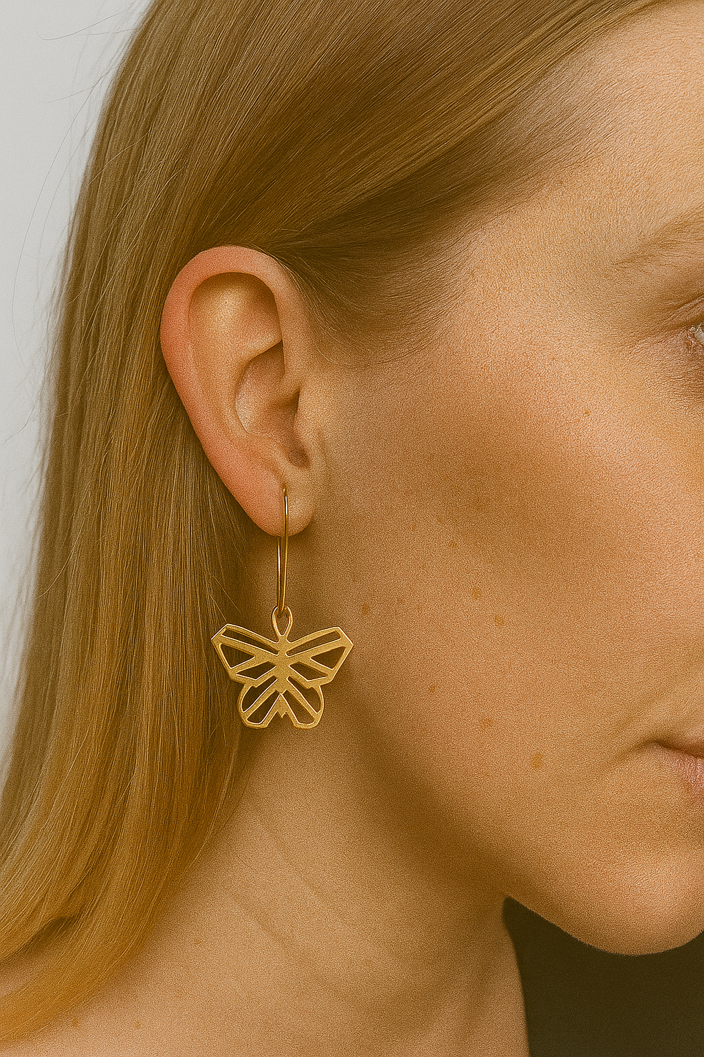 Goudkleurige oorbellen met goudkleurige matte origami vlinders