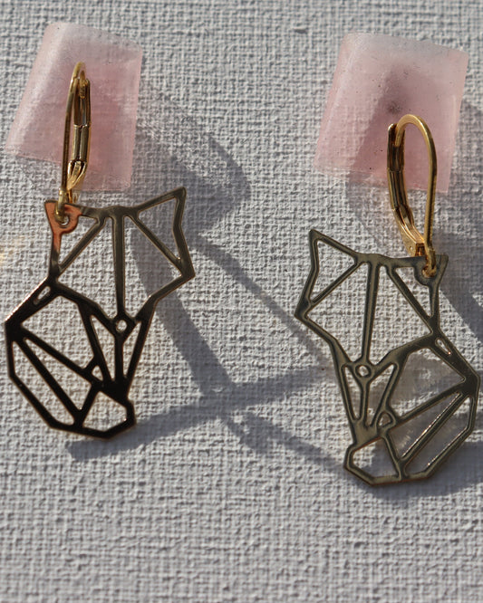 Goudkleurige oorbellen met goudkleurige origami vosjes