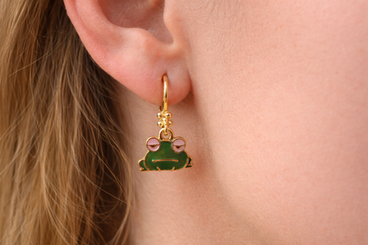 Goudkleurige oorbellen met groene kikker