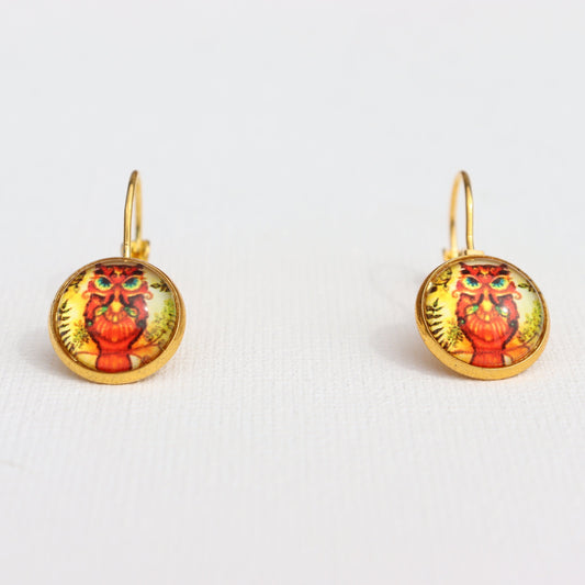 Goudkleurige oorbellen met rode uil cabochons
