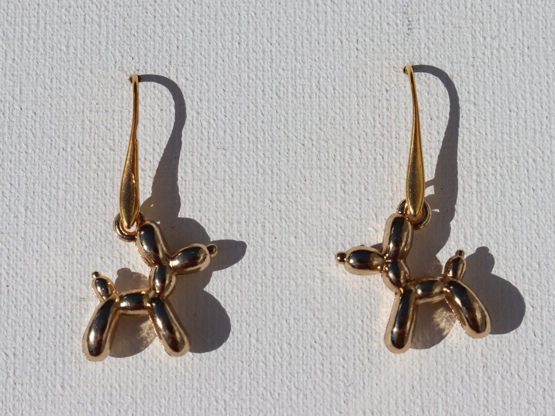 Goudkleurige oorhaken met goudkleurige ballon hond