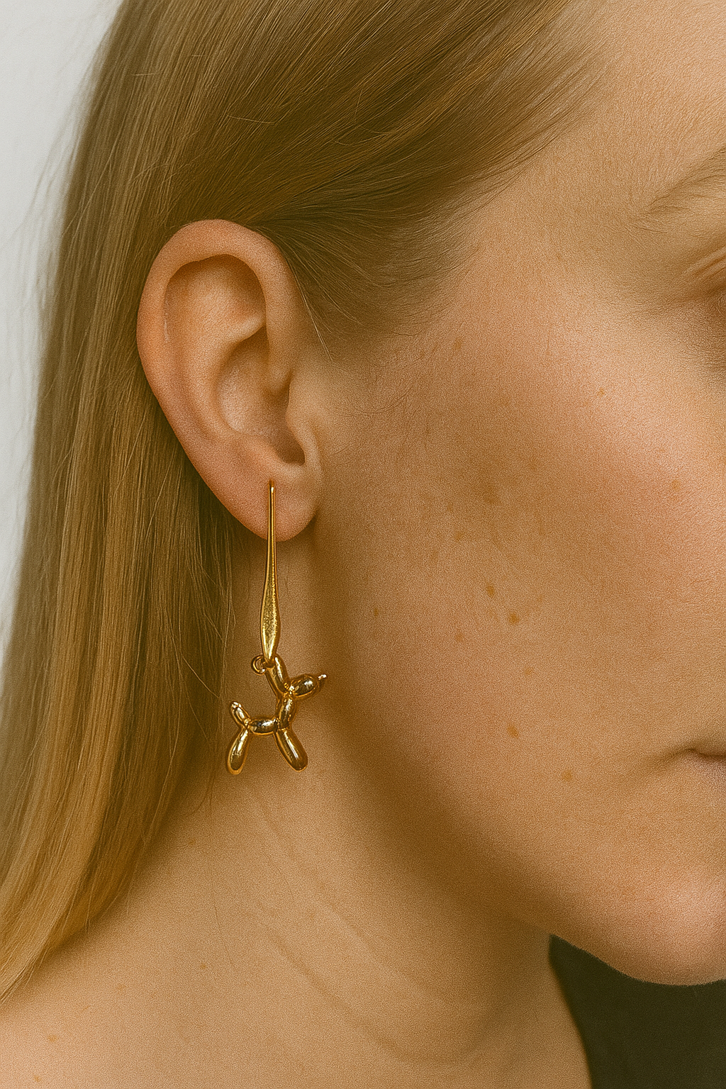 Goudkleurige oorhaken met goudkleurige ballon hond