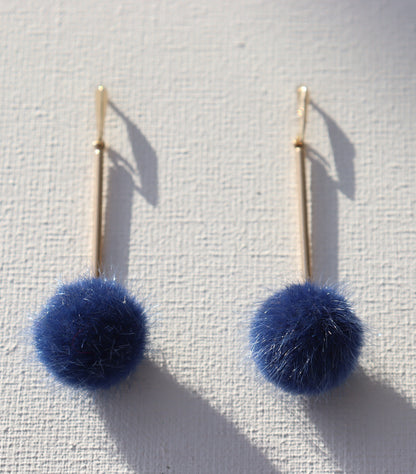 Goudkleurige oorhaken met goudkleurige staafjes en blauwe ponpom