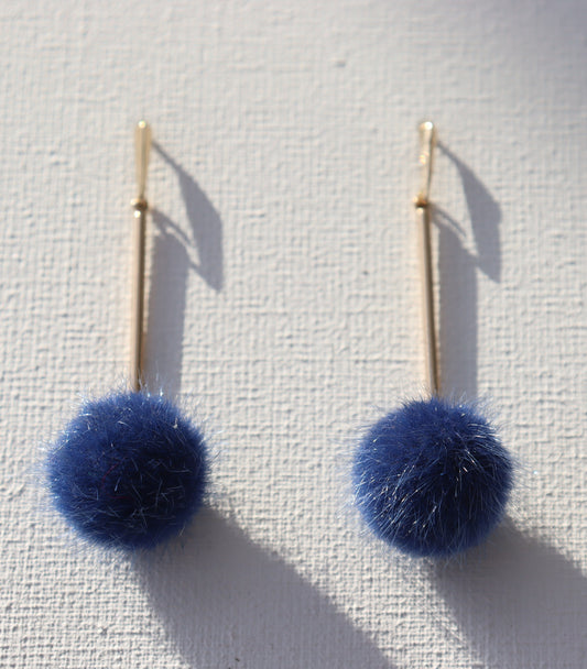 Goudkleurige oorhaken met goudkleurige staafjes en blauwe ponpom