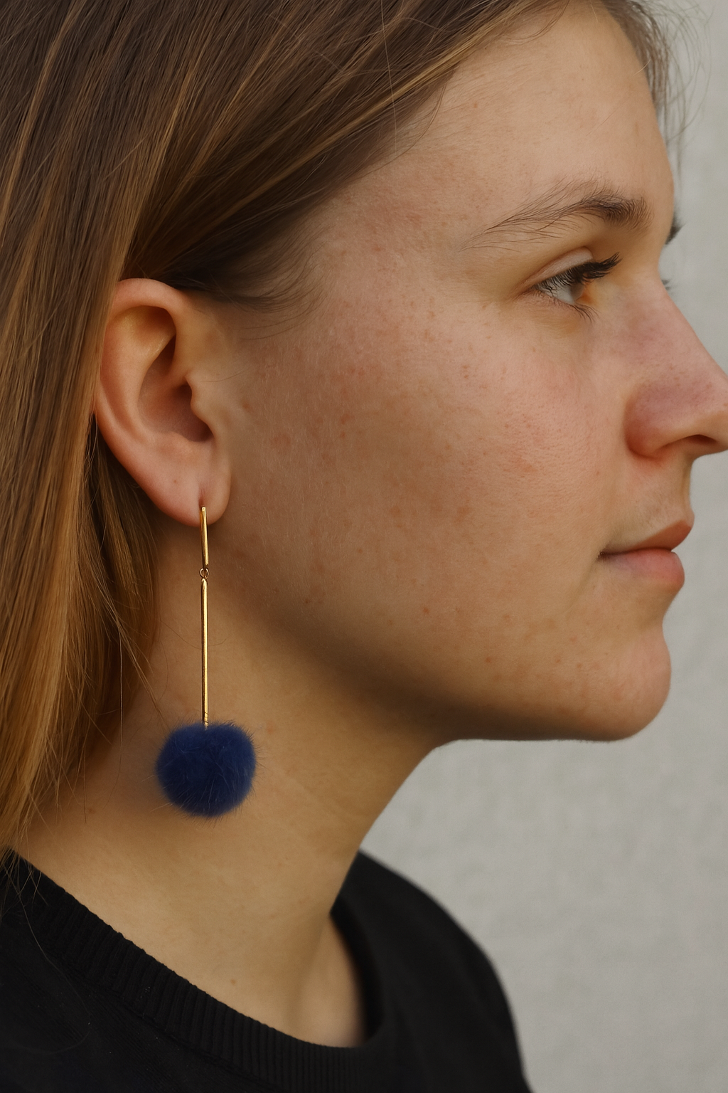 Goudkleurige oorhaken met goudkleurige staafjes en blauwe ponpom